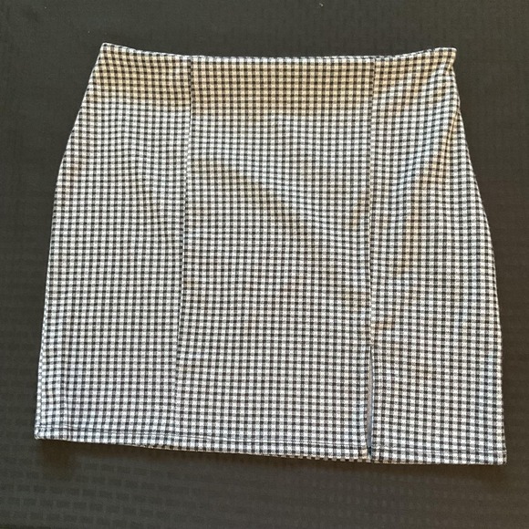 Forever 21 Dresses & Skirts - Forever 21 Skirt Womens Large Black White Houndstooth Mini‎ Bodycon Stretch